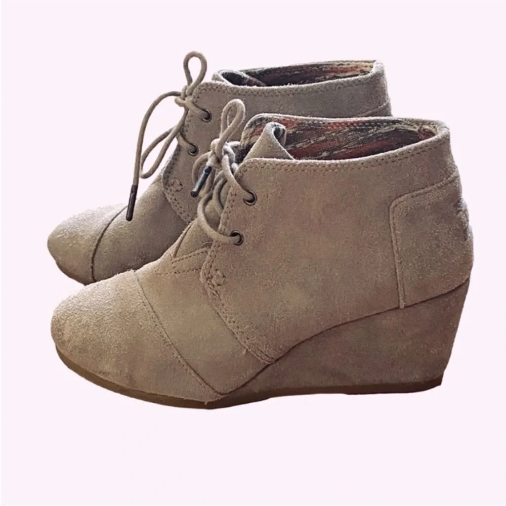 Tom’s taupe beige suede lace up wedge shoes booties sneakers 6